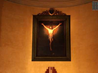 Uscendo dall�ufficio ci ritroviamo di nuovo davanti all'altare sul quale � posta una tela di Cesare Fracanzano, pittore di Bisceglie del 600 che si ispir� ai modelli di Guido Reni